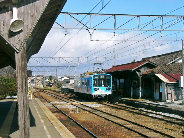 日野駅に入ってきた貴生川行き電車。